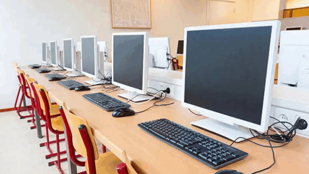 Students learning computer and ICT skills in Owerri at Extra Digital Services